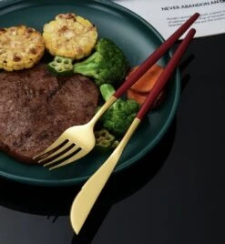 Merkloos Bestekset - 24 Delig Bestekset - 6 Personen - Rood/Goud - Tafellepels/Tafelmessen/Tafelvorken/Koffielepels - Roestvrij Staal -Servies Serie Winkel 1104x1200