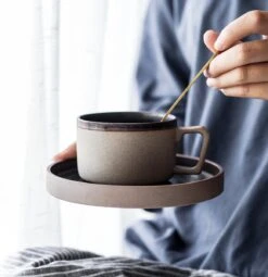 House Of Husk® Keramieke Kop En Schotel Set - Koffiekopjes - Theemokken - Koffiemokken - 250 Ml - Bruin Aardewerk -Servies Serie Winkel 1161x1200