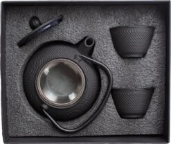 Tealøv THEE SET 800 ML GIETIJZER | COMPLETE SET IN GESCHENKDOOS | Gietijzeren Theepot Met Roestvrijstalen Zeef, Gietijzeren Theekopjes En Onderzetter | In Authentiek Japanse Stijl | Arare Zwart -Servies Serie Winkel 1200x1011 2