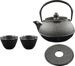 SakuraTea - Theepot Set - 4-delig - Gietijzer - Zwart - 0.8L - 2 Kopjes (100ml) -Servies Serie Winkel 1200x1068