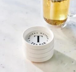 Riviera Maison Theezakjeshouder Met Tekst, Schaaltjes - Theezakjeshouder RM Tea Bar - Wit - Porselein - 4 Stuks -Servies Serie Winkel 1200x1140 1