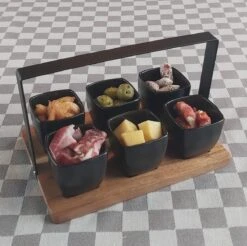Mica Decorations - Luxe Tapas Set - 6 Zwarte Tapas Schaaltjes Op Houten Tapasplank - Servies - Borrelplank Olijfhout -Servies Serie Winkel 1200x1197 14