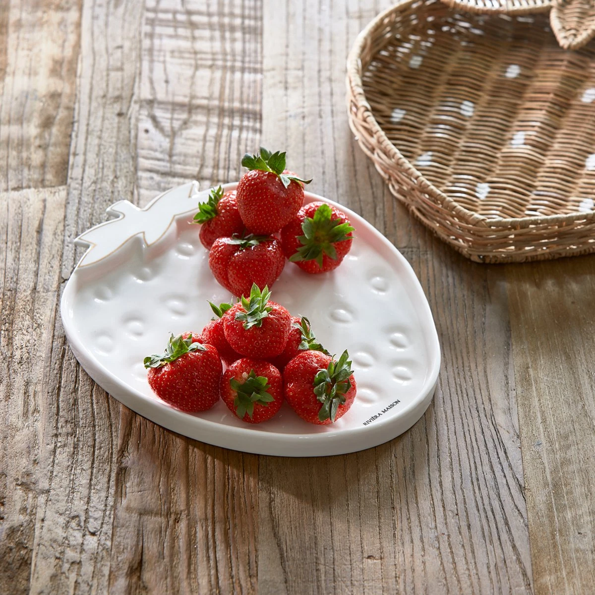 Riviera Maison Serveerschaal Aardbei, Zomers Serveerbord Voor Fruit - Tasty Strawberry Serving Dish - Wit / Goud - Porselein - 1 Stuk 2 Riviera Maison Serveerschaal Aardbei, Zomers Serveerbord Voor Fruit - Tasty Strawberry Serving Dish - Wit / Goud - Porselein - 1 Stuk - Afbeelding 2