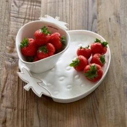 Riviera Maison Serveerschaal Aardbei, Zomers Serveerbord Voor Fruit - Tasty Strawberry Serving Dish - Wit / Goud - Porselein - 1 Stuk 6 Riviera Maison Serveerschaal Aardbei, Zomers Serveerbord Voor Fruit - Tasty Strawberry Serving Dish - Wit / Goud - Porselein - 1 Stuk -Servies Serie Winkel 1200x1200 1010