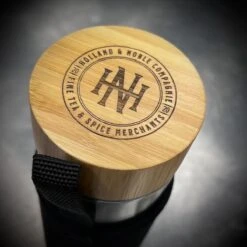 Holland & Noble - Thermo Theefles Met Zeef - 400 Ml Borosilicate Glas Dubbelwandig - Thee-infuser Met Bamboe Schroefdop Aan Beide Zijdes En Roestvrijstalen Zeef - Inclusief Neopreen Hoes -Servies Serie Winkel 1200x1200 76