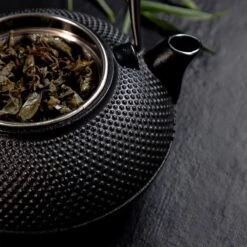 Lumaland - Thee Set - Theeservies - 1x Gietijzeren Theepot (1,4L), 1x Bamboe Doseerlepel, 1x Edelstalen Zeef 10 Lumaland - Thee Set - Theeservies - 1x Gietijzeren Theepot (1,4L), 1x Bamboe Doseerlepel, 1x Edelstalen Zeef -Servies Serie Winkel 1200x1200 878