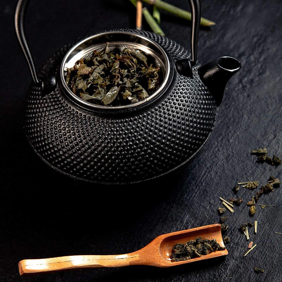 Lumaland - Thee Set - Theeservies - 1x Gietijzeren Theepot (1,4L), 1x Bamboe Doseerlepel, 1x Edelstalen Zeef 7 Lumaland - Thee Set - Theeservies - 1x Gietijzeren Theepot (1,4L), 1x Bamboe Doseerlepel, 1x Edelstalen Zeef - Afbeelding 7