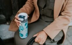 Kambukka Etna Thermosbeker 500 Ml - Makkelijk Reinigen - Lekvrije Koffiebeker - Eucalyptus Leaves -Servies Serie Winkel 1200x752