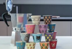 Quy Cup - 90ml Ecologische Reis Beker - Espressobeker “Peanuts Snoopy Music” Met Zwarte Siliconen Deksel -Servies Serie Winkel 1200x814 2