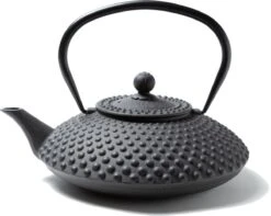 Tealøv THEE SET 1,25 LITER GIETIJZER | COMPLETE SET IN GESCHENKDOOS | Gietijzeren Theepot Met Roestvrijstalen Zeef, Gietijzeren Theekopjes En Onderzetter | In Authentiek Japanse Stijl | Kambin Zwart -Servies Serie Winkel 1200x957 2