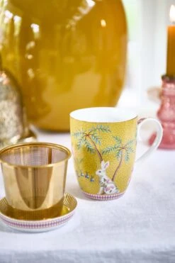Pip Studio La Majorelle Yellow - Theeset - Porselein - Mok + Theezeef + Theetip - Porselein - 350ml - Geel Servies - Pasen - Konijn -Servies Serie Winkel 799x1200 13