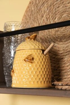 Clayre & Eef Honingpot Met Lepel Ø 11x14 Cm Geel Keramiek Rond Bijen Voorraadpot Deksel Bewaarpot Opbergpot -Servies Serie Winkel 801x1200 12