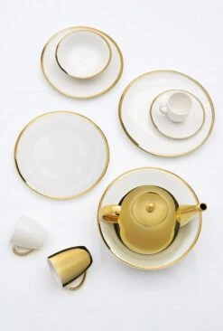 Vtwonen Serviesset - Wit/Goud - Porselein - 36-Delig 11 Vtwonen Serviesset - Wit/Goud - Porselein - 36-Delig -Servies Serie Winkel 809x1200 1