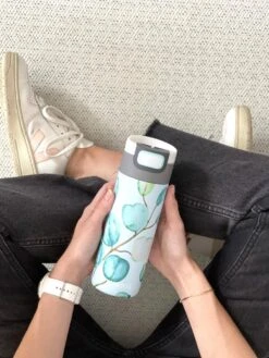 Kambukka Etna Thermosbeker 500 Ml - Makkelijk Reinigen - Lekvrije Koffiebeker - Eucalyptus Leaves -Servies Serie Winkel 900x1200 2