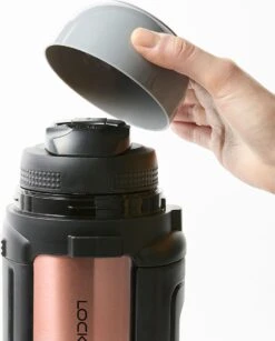 Lock&Lock Thermoskan - Isoleerkan - Thee En Koffie - Lekvrij - 1,5 Liter - RVS - Inklapbaar Handvat - Koper Roze -Servies Serie Winkel 967x1200